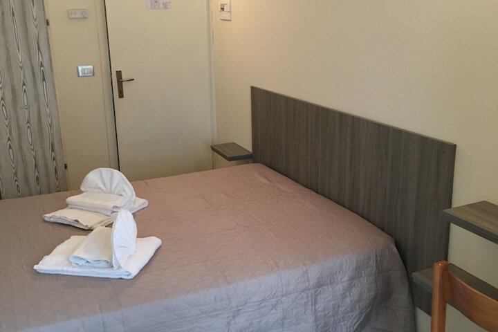 Room 8 of 19