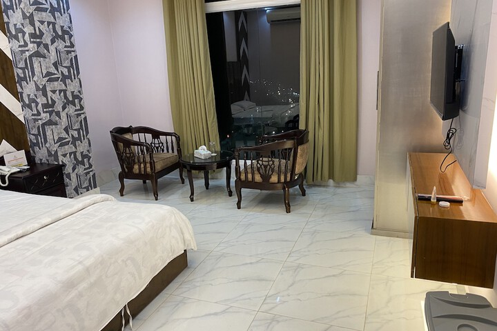 Room 3 of 10