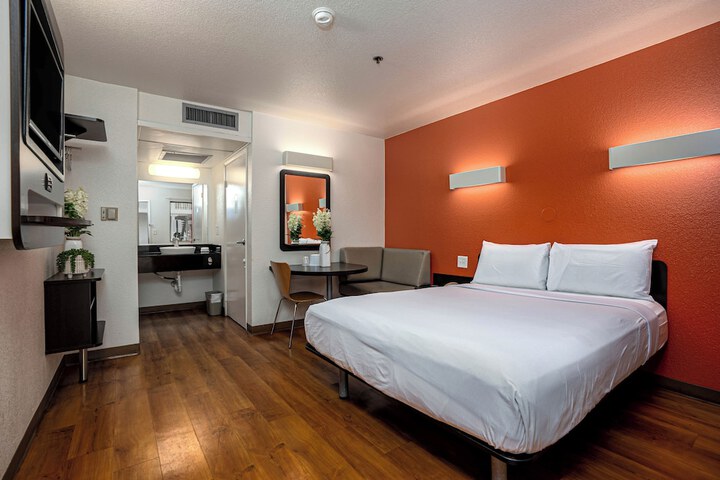 1 Queen Bed (1 of 4)