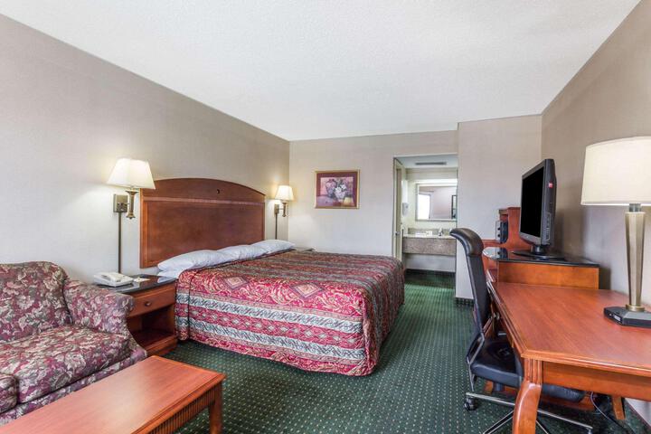 1 King Bed (3 of 6)
