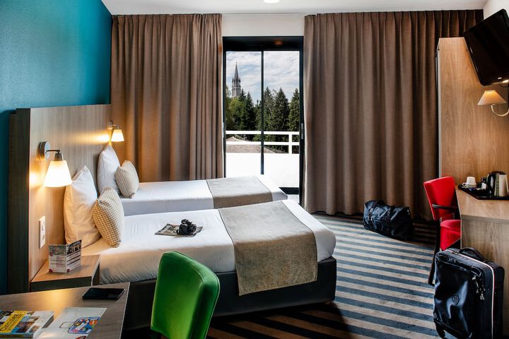 Room 33 of 47