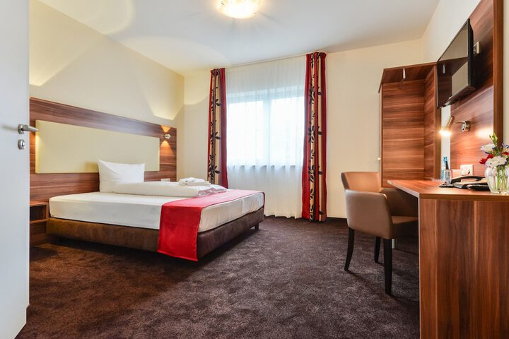 Room 4 of 68