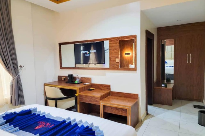 Room 6 of 24