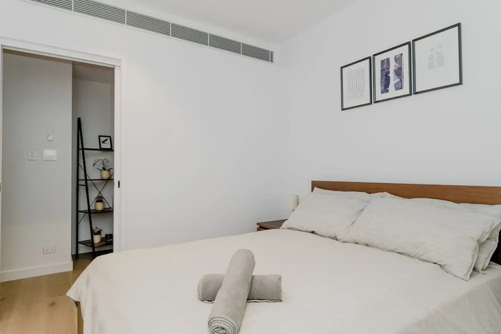 Room 5 of 18