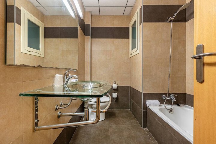 Room 12 of 27