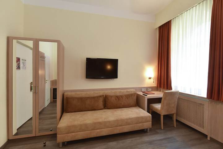 Room 33 of 84
