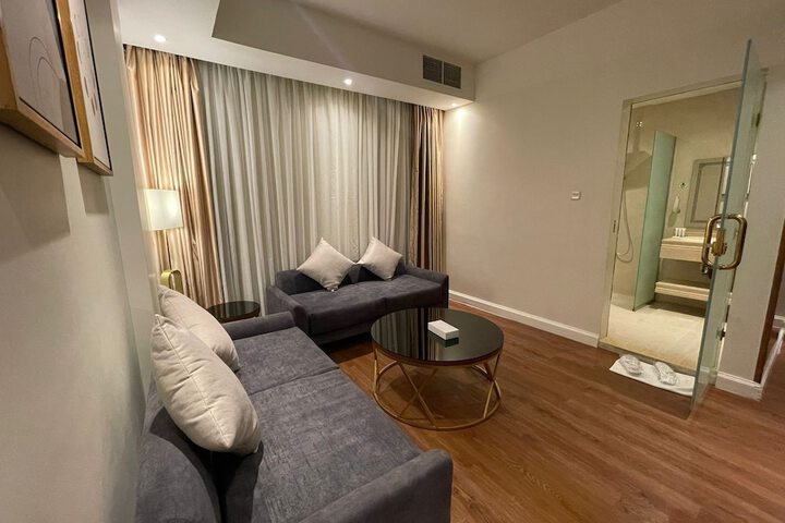 Room 28 of 63