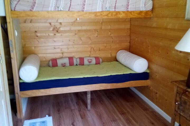 Room 9 of 12