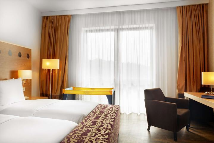 Room 32 of 194