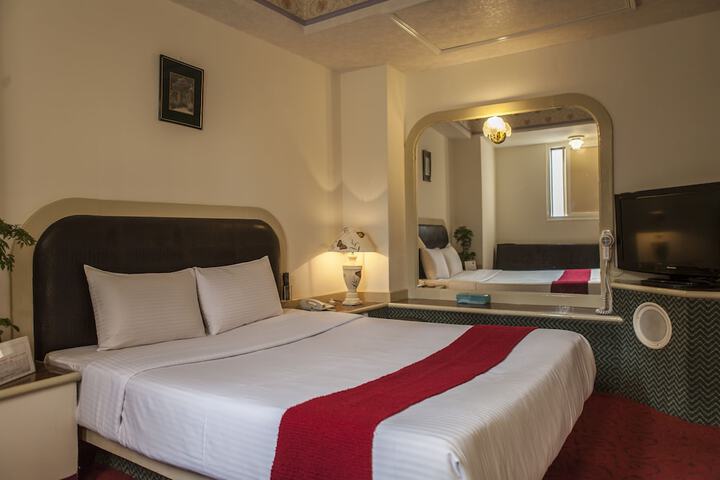 Room 12 of 27