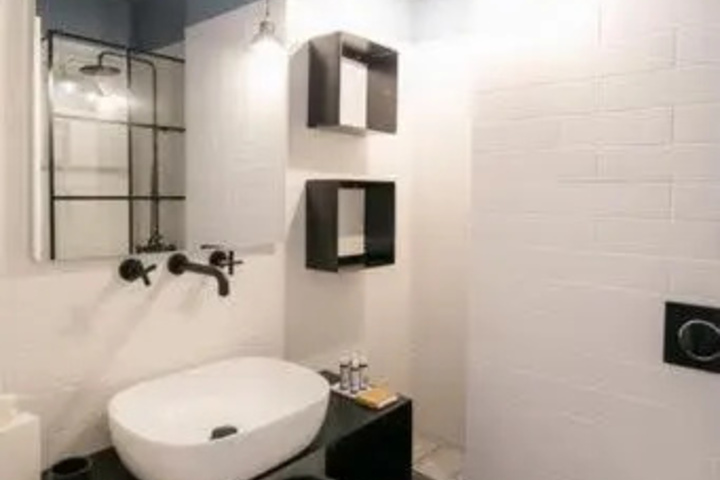 Room 5 of 12