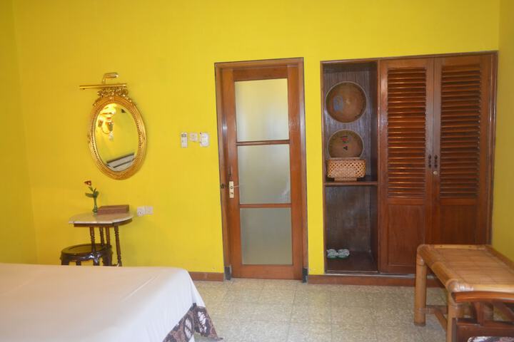 Room 5 of 81