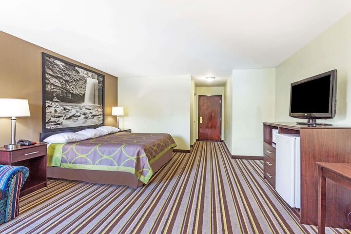 1 King Bed Deluxe Room (5 of 14)