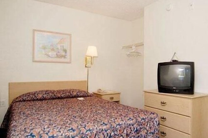 1 Queen Bed (11 of 15)