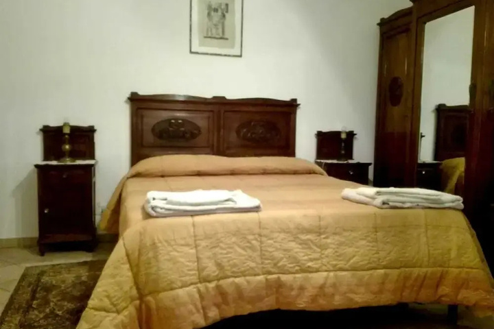 Room 2 of 10