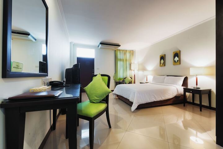 Room 4 of 18