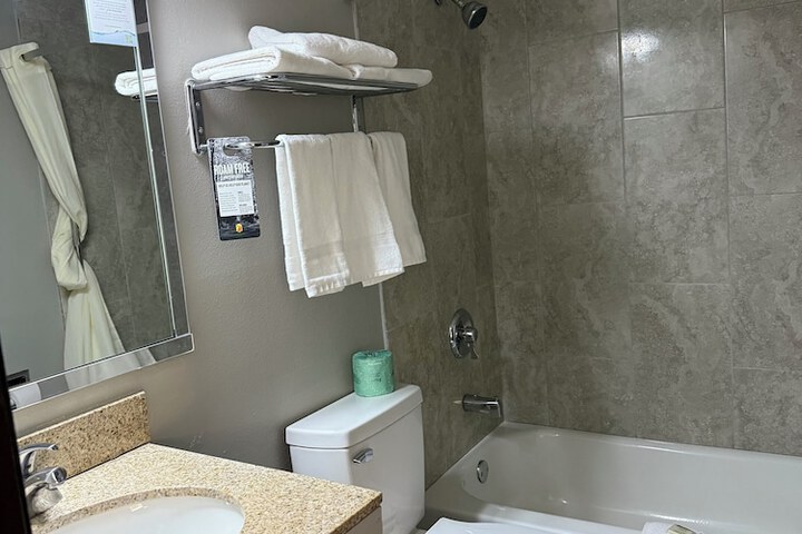1 Queen Bed (7 of 7)
