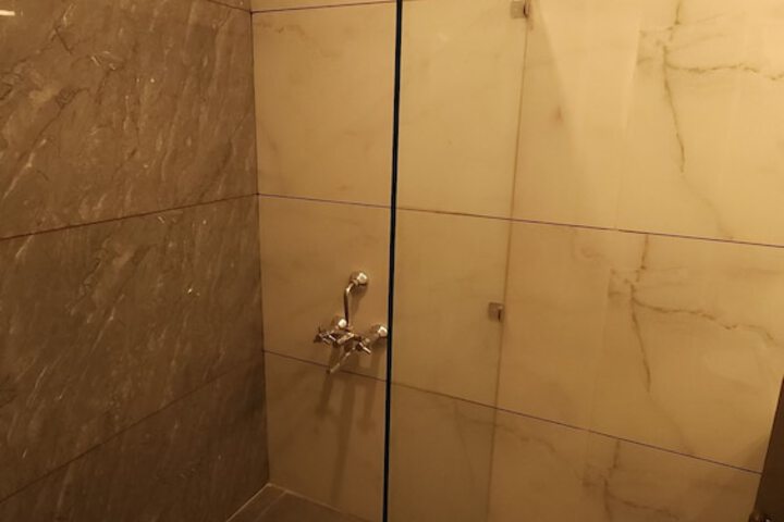 Room 17 of 28