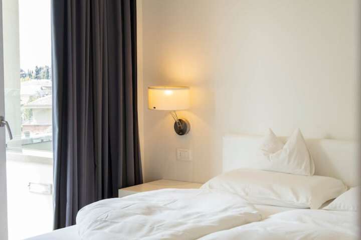 Room 27 of 84