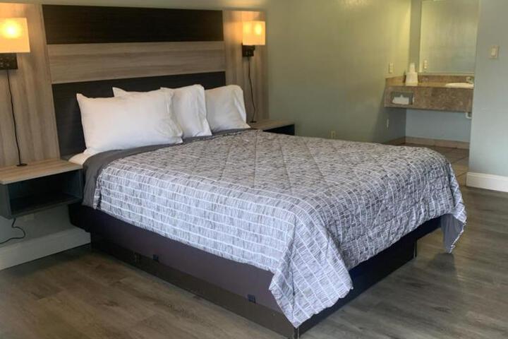 1 Queen Bed (15 of 16)