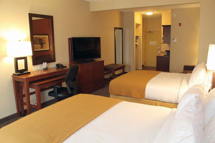 2 Queen Beds (5 of 13)