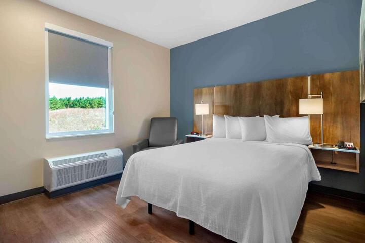 Standard Studio 1 Queen Bed (5 of 13)