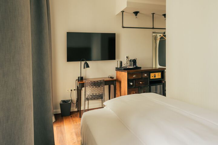 Room 27 of 33