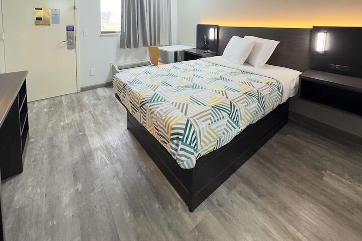 1 Double Bed Refrigerator, Microwave (3 of 21)