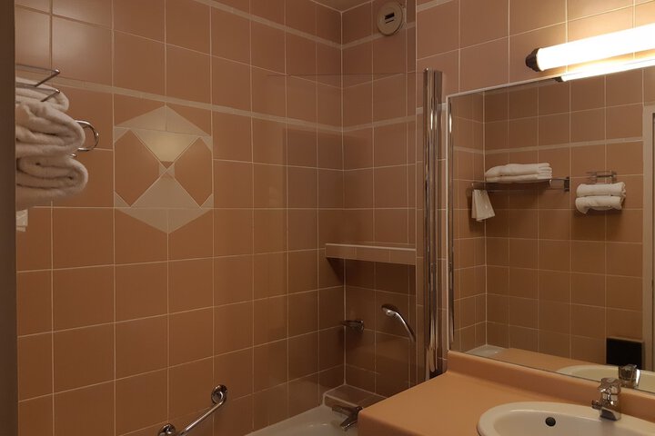 Room 16 of 38