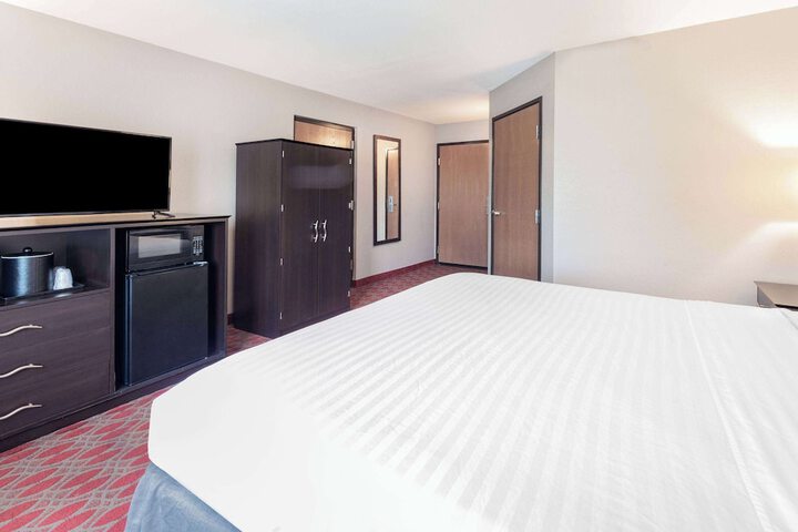1 King Bed (15 of 21)
