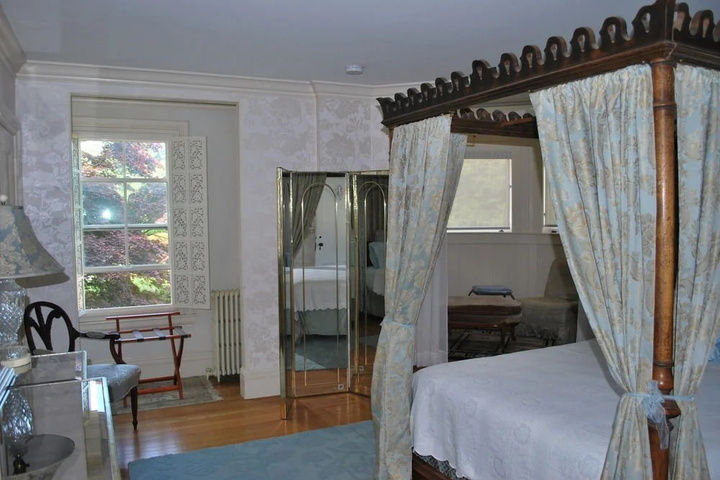 Room 7 of 13
