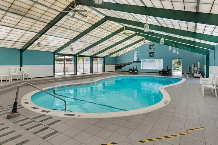 Swimming pool at Quality Inn Old Saybrook - Westbrook