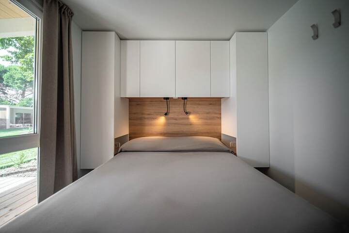 Room 85 of 243