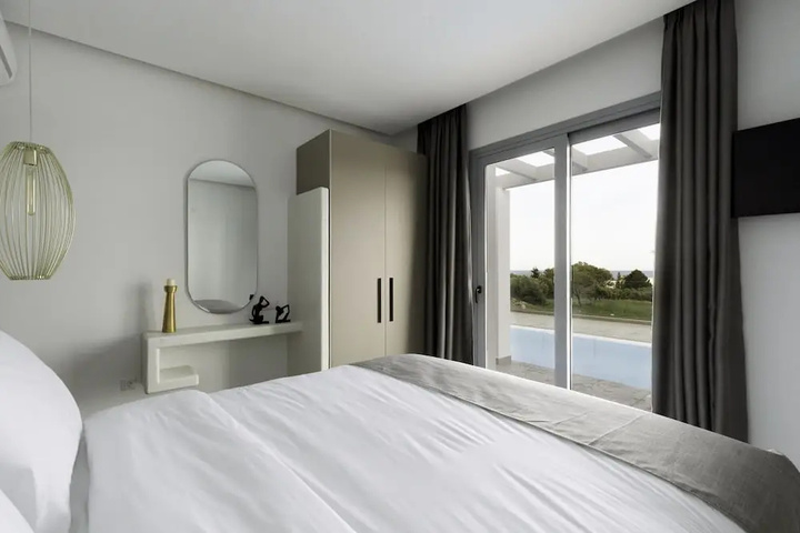 Room 6 of 16
