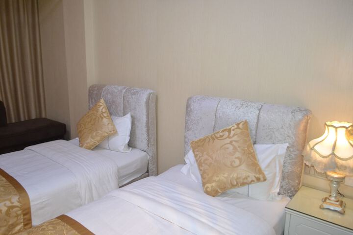 Room 12 of 16