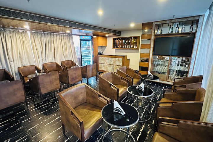 Lounge 111 of 129