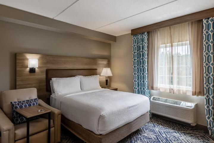 Studio Queen Bed Accessible (7 of 15)