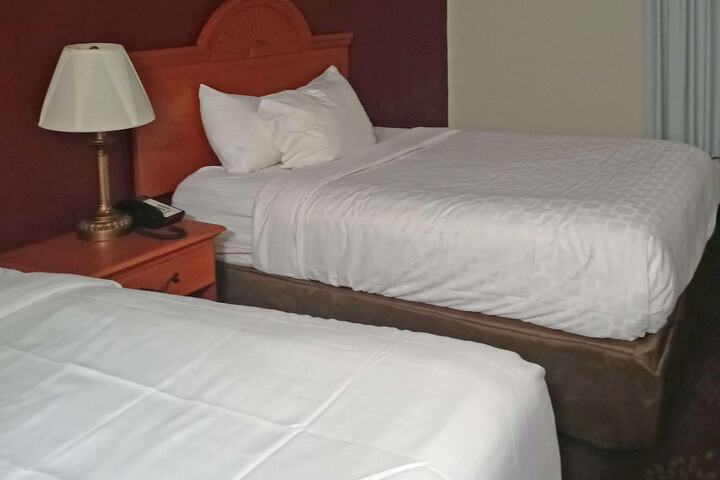 2 Queen Beds (7 of 17)