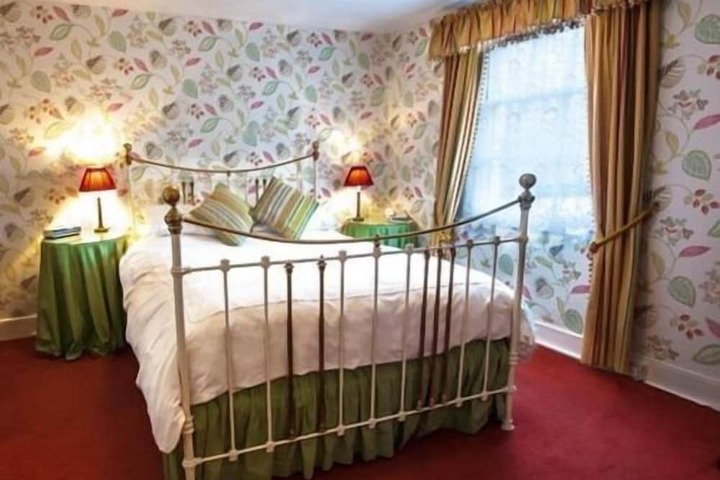 Room 7 of 33