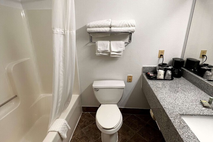 2 Double Beds Work Desk Microwave, Refrigerator, Continental Breakfast (4 of 7)