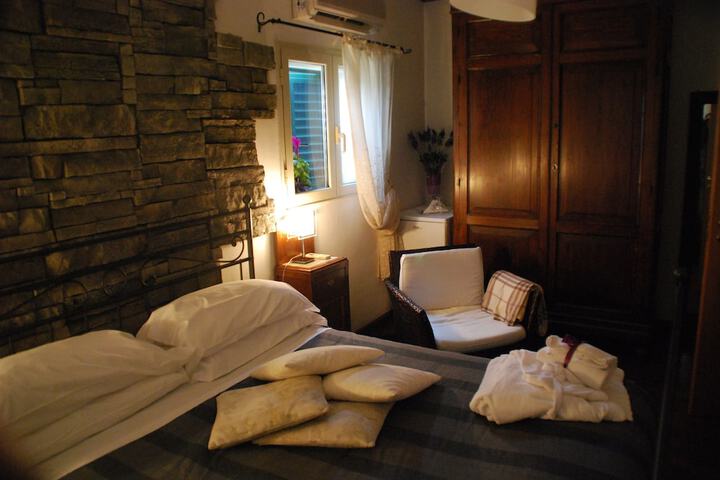 Room 4 of 76