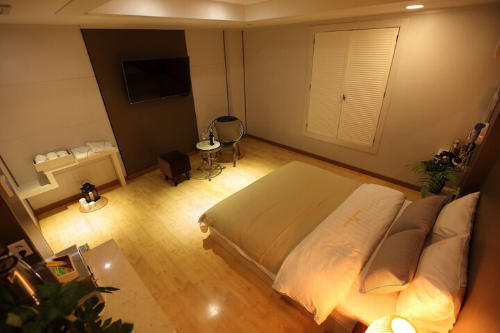 Room 3 of 12