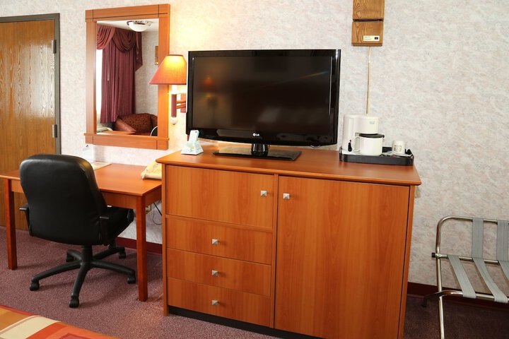 1 King Bed (5 of 9)