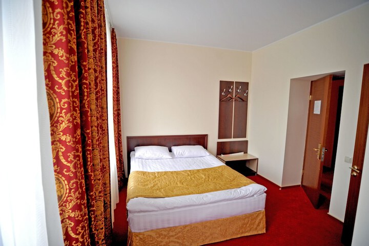 Room 9 of 27