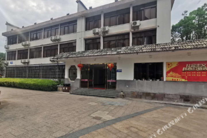 Golden Lake Hotel
