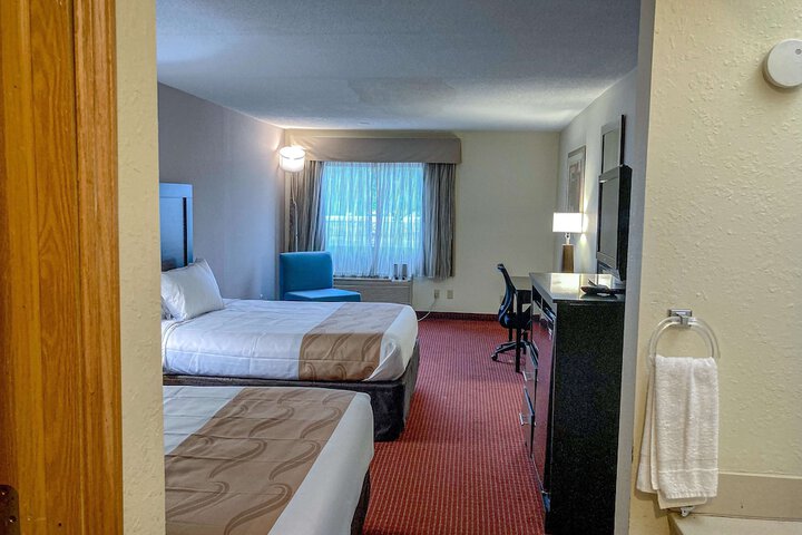 1 Queen Bed Micfridge (2 of 15)
