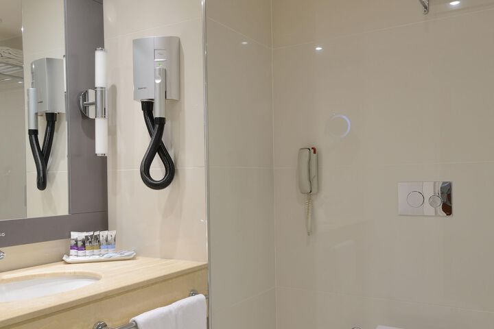 Room 42 of 119