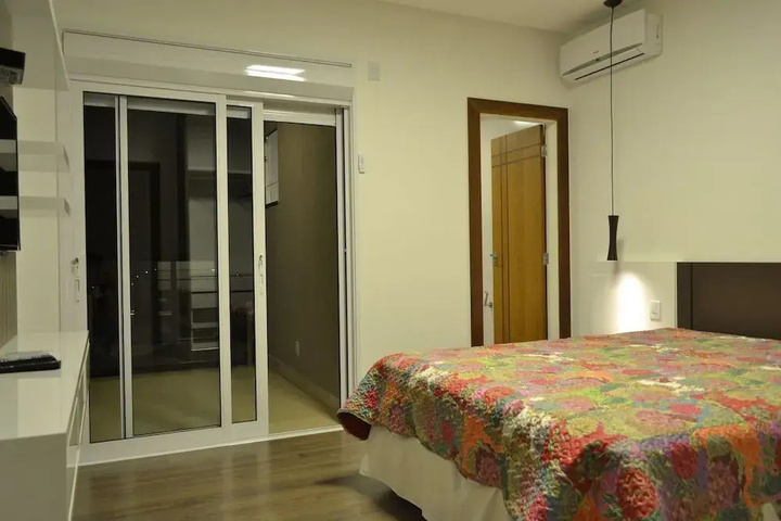 Room 6 of 12