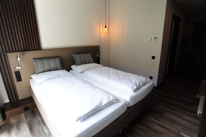 Room 6 of 75