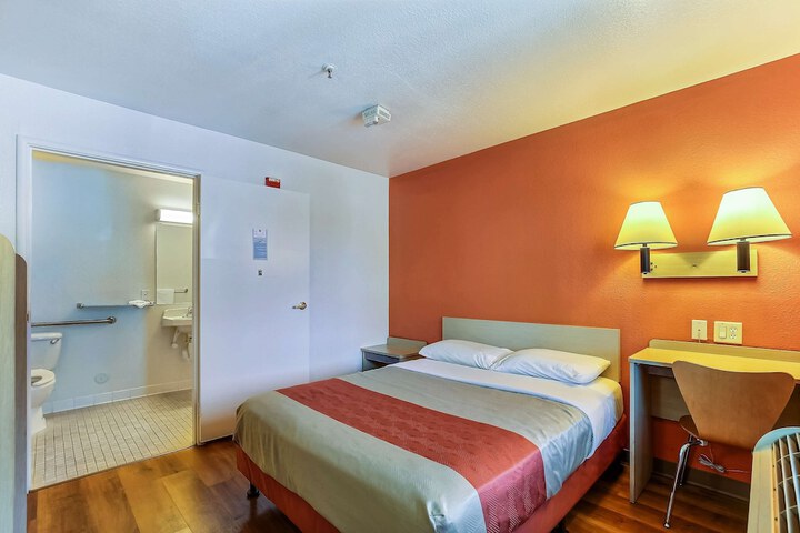 1 Queen Bed (3 of 9)